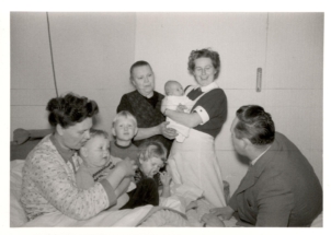 Jan Berendse en Tera Laseur met kinderen en baby