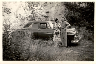 Jan en Tera Berendse Laseur bij oude auto