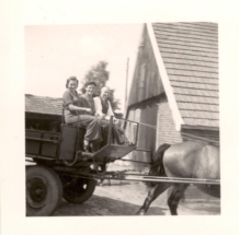Onbekend op paardenwagen met opa Reijer Berendse