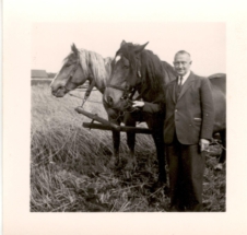 Opa Reijer Berendse bij paarden