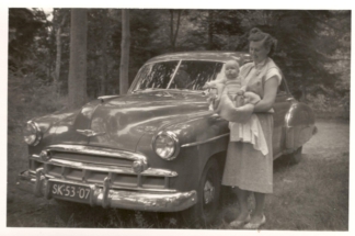 Tera Berendse met Baby bij auto