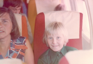 Willem met Tera in het vliegtuig